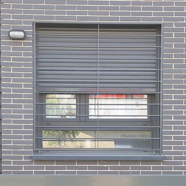 Carlos Hierro y Acero S.L. ventana con reja gris